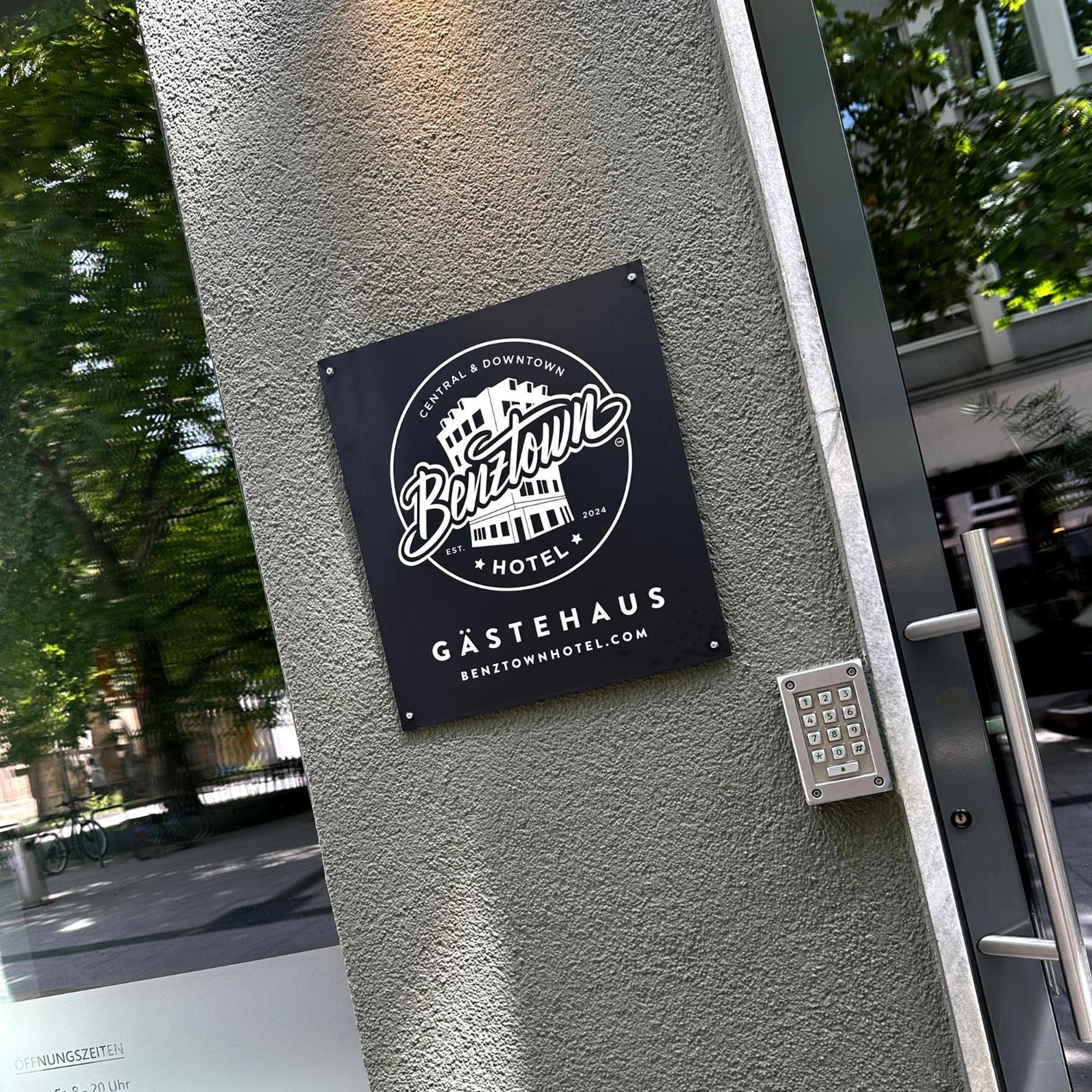 Benztown Hotel Gaestehaus Stuttgart Buitenkant foto